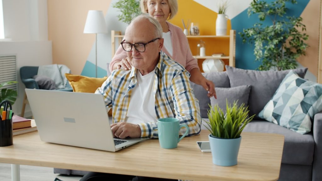 d&eacute;couvrez les innovations technologiques d&eacute;di&eacute;es &agrave; am&eacute;liorer l'autonomie des seniors &agrave; domicile, favorisant s&eacute;curit&eacute;, confort et bien-&ecirc;tre au quotidien.