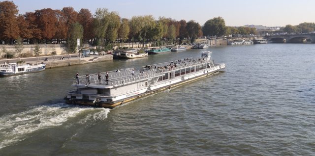 découvrez une croisière fluviale accessible à tous, alliant confort, détente et découvertes uniques au fil de l'eau.