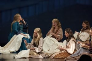 découvrez le théâtre amateur pour seniors : une passion artistique accessible à tous, favorisant l'expression, la créativité et les rencontres dans une ambiance conviviale.