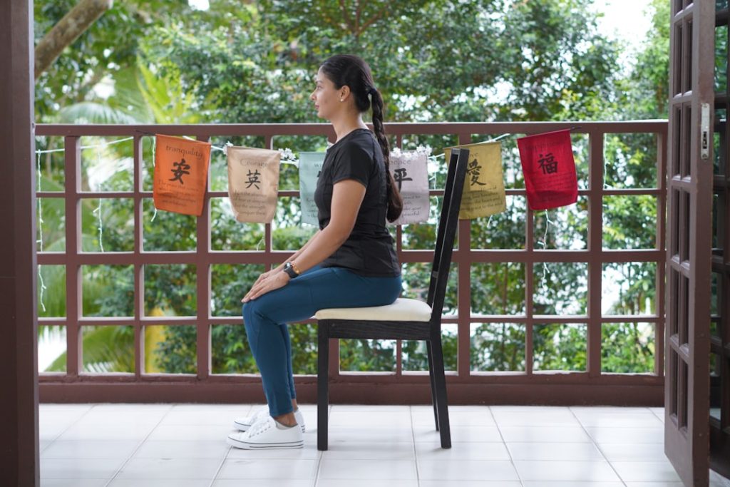 d&eacute;couvrez le yoga sur chaise sp&eacute;cialement con&ccedil;u pour les seniors, favorisant souplesse, &eacute;quilibre et bien-&ecirc;tre en toute s&eacute;curit&eacute;.