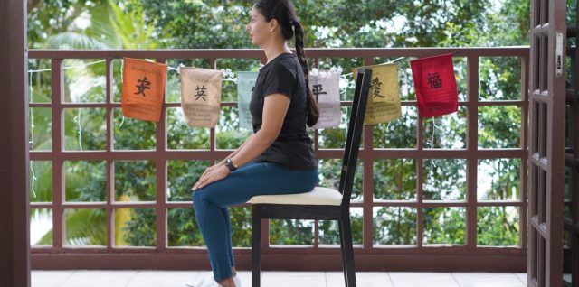 découvrez le yoga sur chaise spécialement conçu pour les seniors, favorisant souplesse, équilibre et bien-être en toute sécurité.