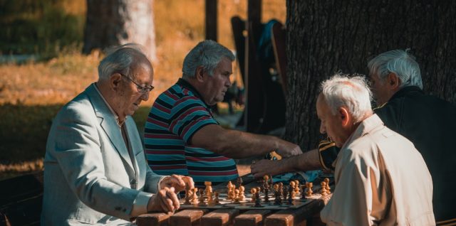 découvrez des jeux cognitifs spécialement conçus pour stimuler la mémoire et les fonctions cérébrales des seniors, favorisant bien-être et dynamisme au quotidien.