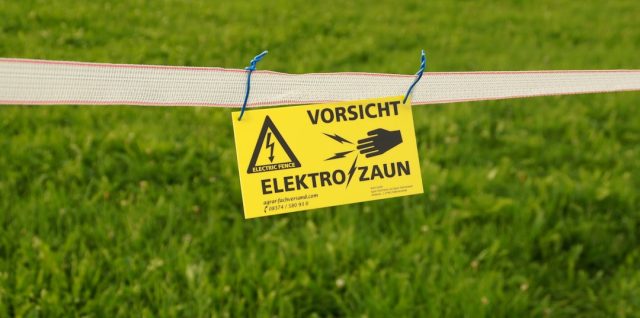 apprenez les principes clés de la sécurité électromagnétique pour protéger votre santé et vos équipements contre les risques liés aux champs électromagnétiques.