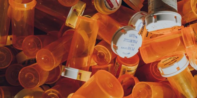 découvrez comment éliminer correctement les médicaments périmés pour protéger votre santé et l'environnement.