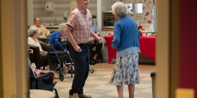 découvrez des exercices doux adaptés aux articulations sensibles des seniors pour améliorer la mobilité et réduire la douleur en toute sécurité.