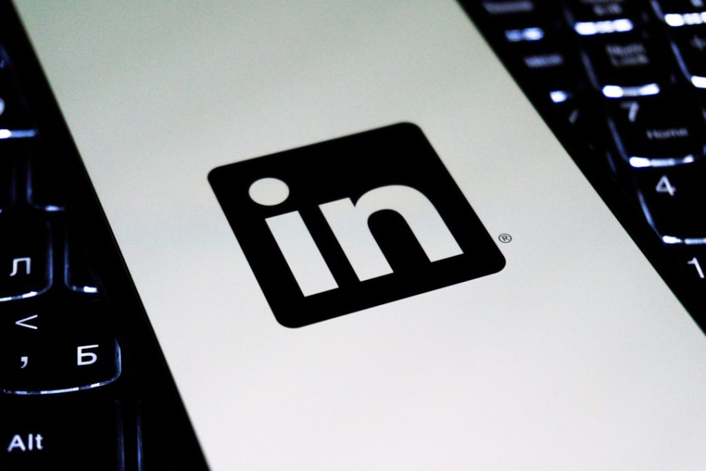 d&eacute;couvrez comment les seniors peuvent tirer parti du r&eacute;seautage sur linkedin pour booster leur carri&egrave;re, partager leur exp&eacute;rience et rester connect&eacute;s au monde professionnel.