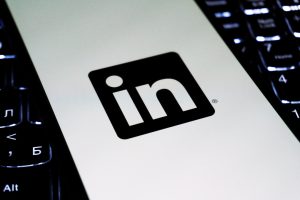 découvrez comment les seniors peuvent tirer parti du réseautage sur linkedin pour booster leur carrière, partager leur expérience et rester connectés au monde professionnel.