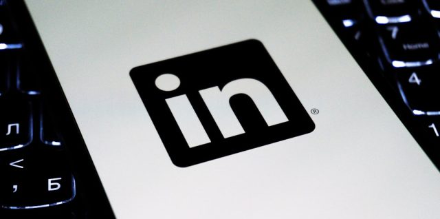 découvrez comment les seniors peuvent tirer parti du réseautage sur linkedin pour booster leur carrière, partager leur expérience et rester connectés au monde professionnel.