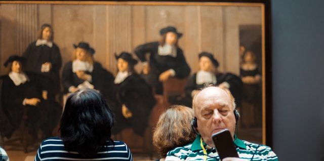 découvrez comment rendre les musées accessibles et accueillants pour les seniors, avec des aménagements adaptés et des services dédiés pour une visite confortable et enrichissante.