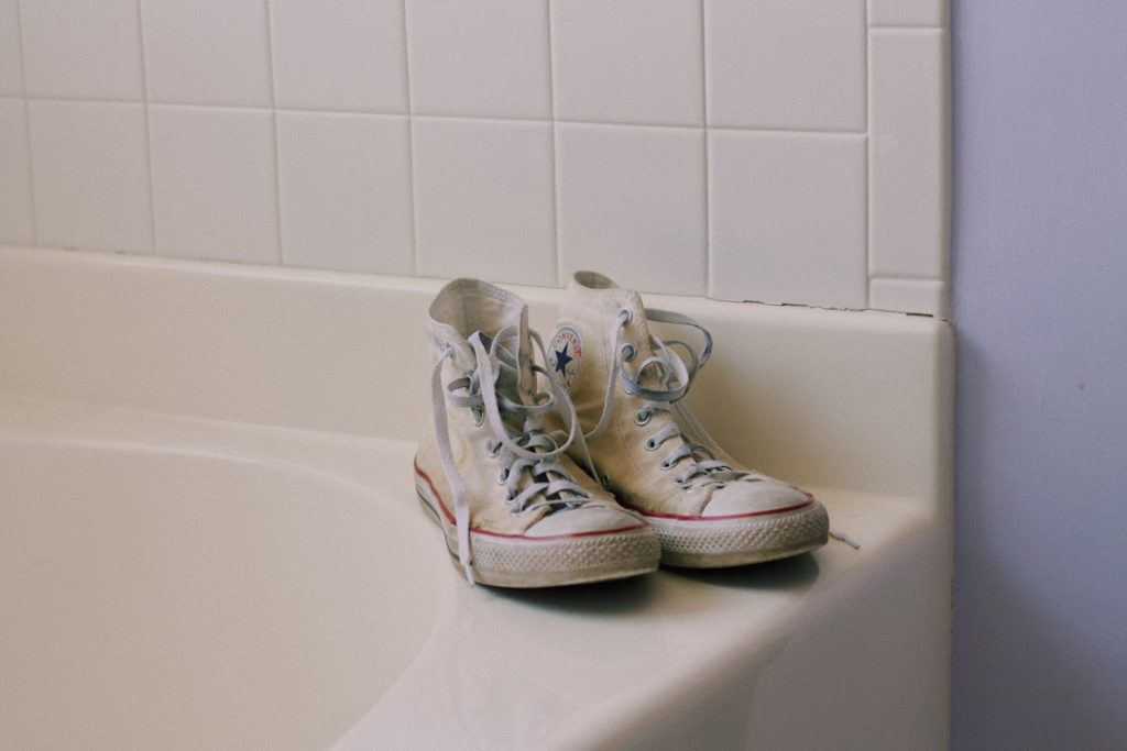 douche &agrave; l'italienne antid&eacute;rapante offrant s&eacute;curit&eacute; et confort pour un espace de bain moderne et pratique.