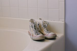 douche à l'italienne antidérapante offrant sécurité et confort pour un espace de bain moderne et pratique.