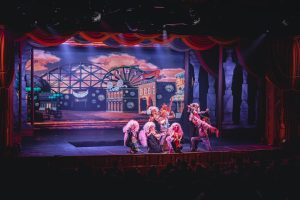 découvrez le théâtre amateur pour seniors : une activité enrichissante pour exprimer sa créativité, rencontrer d'autres passionnés et s'épanouir à tout âge.