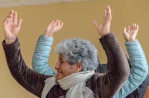 découvrez le yoga sur chaise spécialement conçu pour les seniors, une pratique douce pour améliorer la mobilité, la souplesse et le bien-être au quotidien.