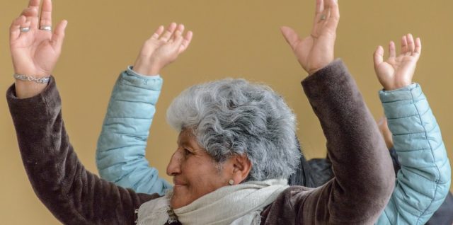 découvrez le yoga sur chaise spécialement conçu pour les seniors, une pratique douce pour améliorer la mobilité, la souplesse et le bien-être au quotidien.