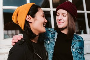 découvrez comment cultiver de nouvelles amitiés après un veuvage et retrouver soutien, réconfort et bonheur dans cette nouvelle étape de la vie.