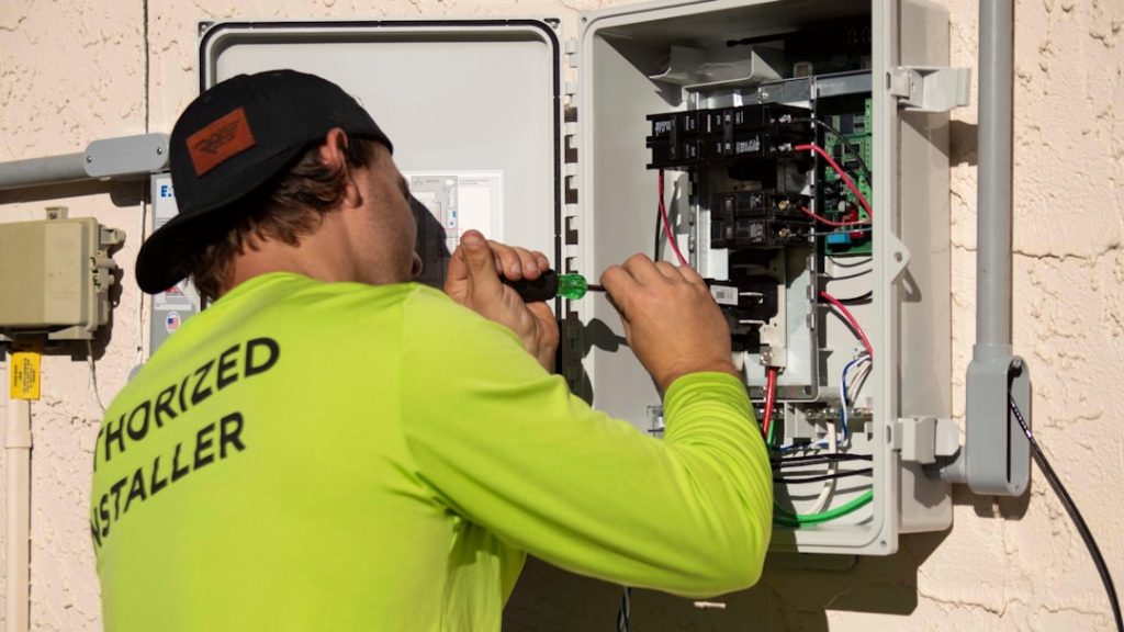 installation de t&eacute;l&eacute;assistance &agrave; domicile pour assurer s&eacute;curit&eacute; et confort aux personnes &acirc;g&eacute;es ou d&eacute;pendantes.