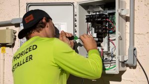 installation de téléassistance à domicile pour assurer sécurité et confort aux personnes âgées ou dépendantes.
