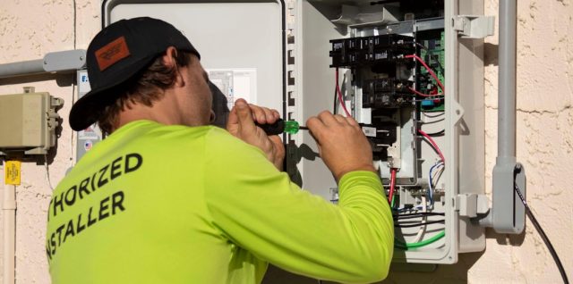 installation de téléassistance à domicile pour assurer sécurité et confort aux personnes âgées ou dépendantes.