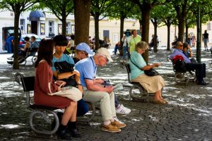 découvrez les dynamiques et les bénéfices de la coexistence intergénérationnelle pour favoriser le dialogue, la solidarité et le partage entre les générations.