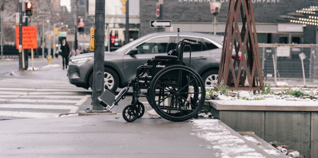 découvrez la carte d'inclusion mobilité, conçue pour faciliter les déplacements des personnes à mobilité réduite en offrant un accès simplifié et des avantages spécifiques.