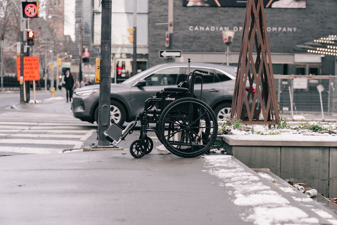 découvrez la carte d'inclusion mobilité, conçue pour faciliter les déplacements des personnes à mobilité réduite en offrant un accès simplifié et des avantages spécifiques.