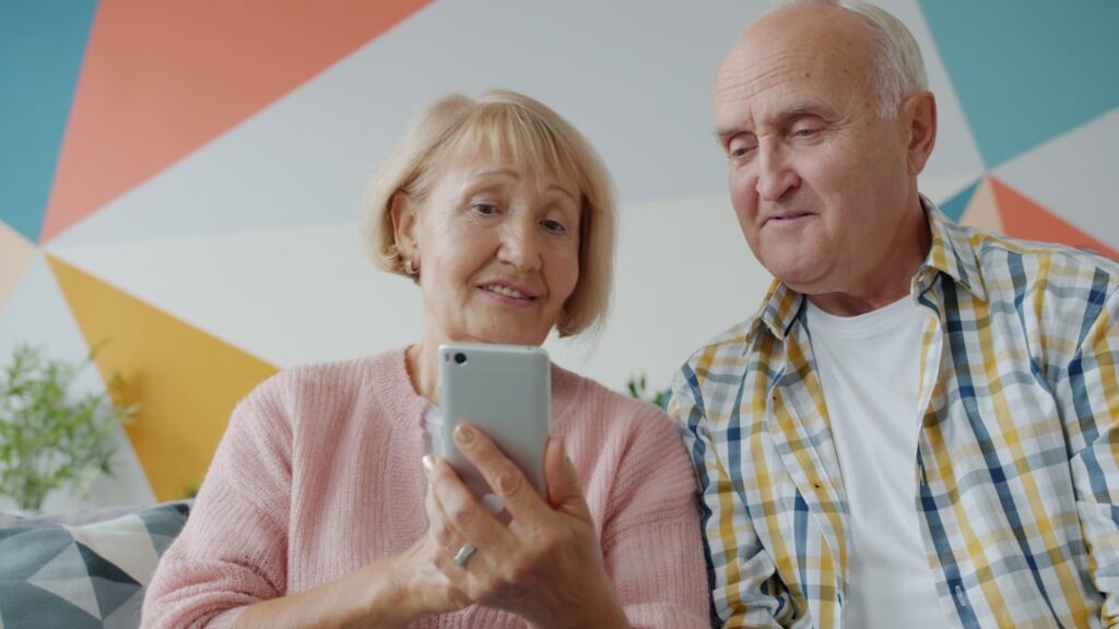 d&eacute;couvrez les services de banque en ligne adapt&eacute;s aux seniors, simples, s&eacute;curis&eacute;s et accessibles pour g&eacute;rer facilement vos finances depuis chez vous.