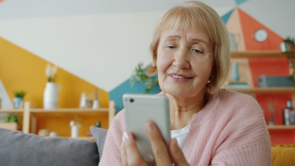 d&eacute;couvrez notre s&eacute;lection de smartphones adapt&eacute;s aux seniors, faciles &agrave; utiliser avec des fonctionnalit&eacute;s simplifi&eacute;es pour rester connect&eacute; en toute simplicit&eacute;.