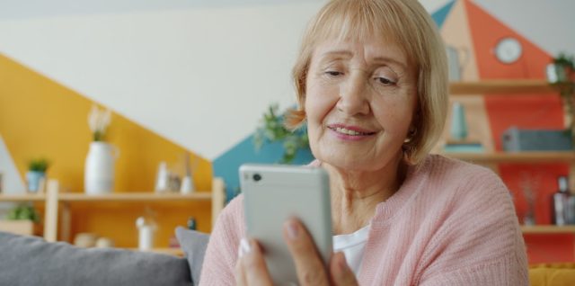 découvrez notre sélection de smartphones adaptés aux seniors, faciles à utiliser avec des fonctionnalités simplifiées pour rester connecté en toute simplicité.
