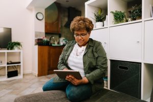 découvrez la tablette idéale pour les seniors, simple d'utilisation, avec un grand écran et des fonctionnalités adaptées pour faciliter la communication, la lecture et le divertissement.