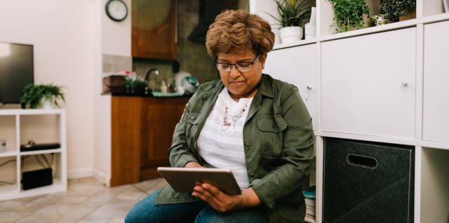 découvrez la tablette idéale pour les seniors, simple d'utilisation, avec un grand écran et des fonctionnalités adaptées pour faciliter la communication, la lecture et le divertissement.