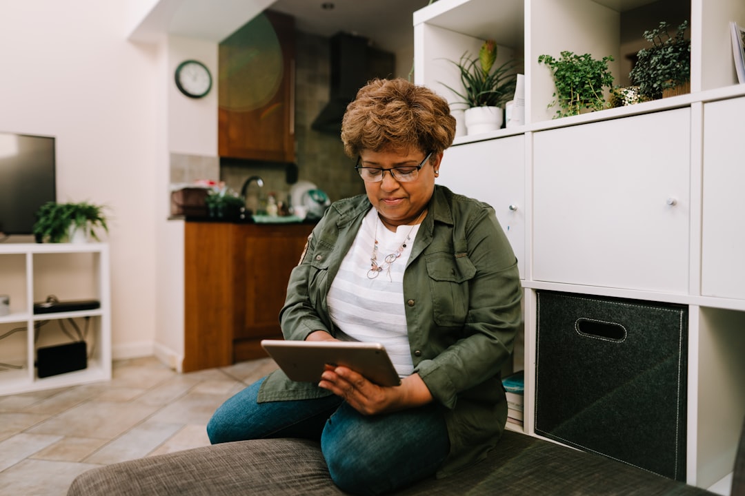 découvrez la tablette idéale pour les seniors, simple d'utilisation, avec un grand écran et des fonctionnalités adaptées pour faciliter la communication, la lecture et le divertissement.
